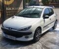 Белый Пежо 206, объемом двигателя 1.4 л и пробегом 235 тыс. км за 4100 $, фото 19 на Automoto.ua