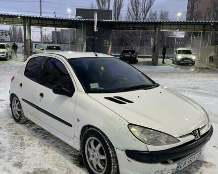 Белый Пежо 206, объемом двигателя 1.36 л и пробегом 239 тыс. км за 3300 $, фото 2 на Automoto.ua