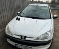 Белый Пежо 206, объемом двигателя 1.4 л и пробегом 370 тыс. км за 2700 $, фото 1 на Automoto.ua