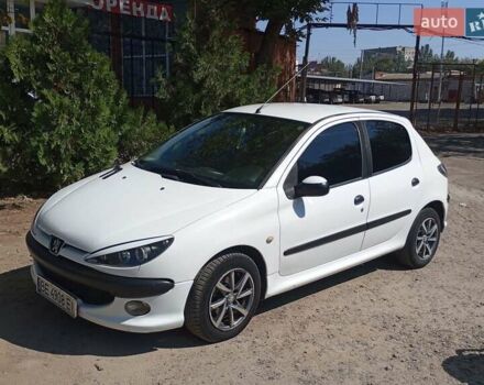 Белый Пежо 206, объемом двигателя 1.4 л и пробегом 235 тыс. км за 4100 $, фото 20 на Automoto.ua