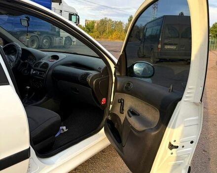 Білий Пежо 206, об'ємом двигуна 1.4 л та пробігом 220 тис. км за 3100 $, фото 5 на Automoto.ua
