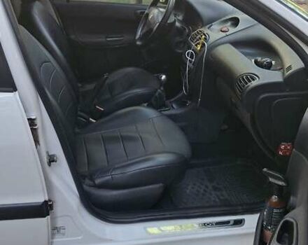 Белый Пежо 206, объемом двигателя 1.4 л и пробегом 235 тыс. км за 4100 $, фото 14 на Automoto.ua