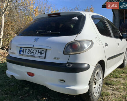 Белый Пежо 206, объемом двигателя 1.4 л и пробегом 383 тыс. км за 2750 $, фото 3 на Automoto.ua