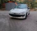 Білий Пежо 206, об'ємом двигуна 1.4 л та пробігом 230 тис. км за 2900 $, фото 1 на Automoto.ua