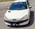 Белый Пежо 206, объемом двигателя 1.4 л и пробегом 180 тыс. км за 4000 $, фото 2 на Automoto.ua