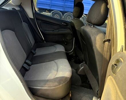 Білий Пежо 206, об'ємом двигуна 1.4 л та пробігом 220 тис. км за 3100 $, фото 4 на Automoto.ua