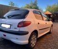 Белый Пежо 206, объемом двигателя 1.4 л и пробегом 209 тыс. км за 3500 $, фото 1 на Automoto.ua