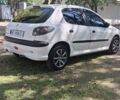 Белый Пежо 206, объемом двигателя 1.4 л и пробегом 235 тыс. км за 4100 $, фото 7 на Automoto.ua