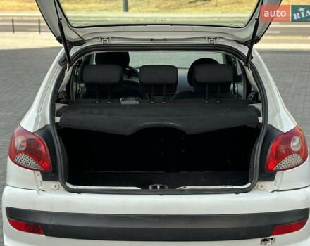 Білий Пежо 206, об'ємом двигуна 1.36 л та пробігом 187 тис. км за 3900 $, фото 8 на Automoto.ua