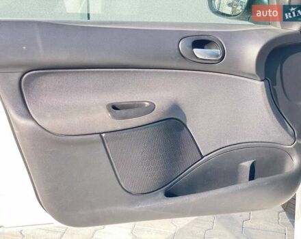 Белый Пежо 206, объемом двигателя 1.36 л и пробегом 206 тыс. км за 3990 $, фото 16 на Automoto.ua