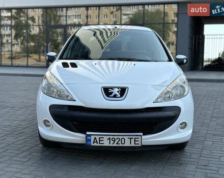 Білий Пежо 206, об'ємом двигуна 1.36 л та пробігом 187 тис. км за 3900 $, фото 3 на Automoto.ua