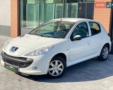 Белый Пежо 206, объемом двигателя 1.36 л и пробегом 206 тыс. км за 3990 $, фото 1 на Automoto.ua