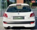 Белый Пежо 206, объемом двигателя 1.36 л и пробегом 206 тыс. км за 3990 $, фото 9 на Automoto.ua