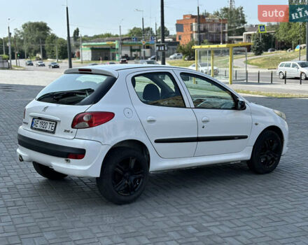 Білий Пежо 206, об'ємом двигуна 1.36 л та пробігом 187 тис. км за 3900 $, фото 7 на Automoto.ua