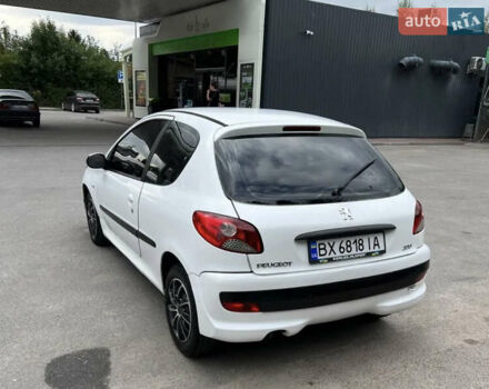 Білий Пежо 206, об'ємом двигуна 1.4 л та пробігом 250 тис. км за 3999 $, фото 5 на Automoto.ua