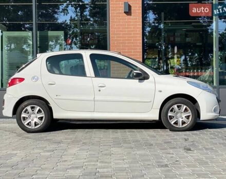 Белый Пежо 206, объемом двигателя 1.36 л и пробегом 206 тыс. км за 3990 $, фото 7 на Automoto.ua