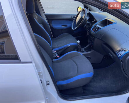 Білий Пежо 206, об'ємом двигуна 1.4 л та пробігом 213 тис. км за 4000 $, фото 9 на Automoto.ua