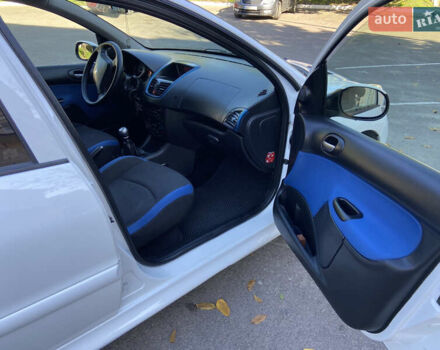 Білий Пежо 206, об'ємом двигуна 1.4 л та пробігом 213 тис. км за 4000 $, фото 8 на Automoto.ua