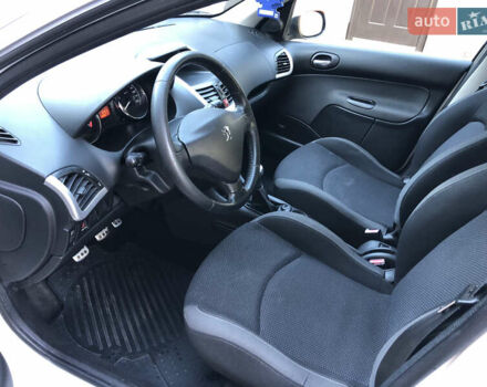 Белый Пежо 206, объемом двигателя 1.4 л и пробегом 107 тыс. км за 4950 $, фото 26 на Automoto.ua