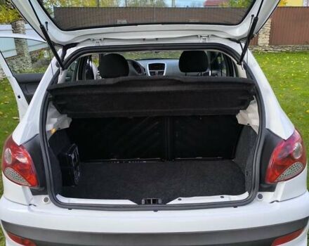 Білий Пежо 206, об'ємом двигуна 1.36 л та пробігом 108 тис. км за 5500 $, фото 14 на Automoto.ua