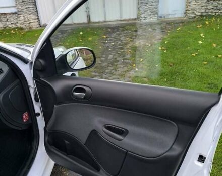 Білий Пежо 206, об'ємом двигуна 1.36 л та пробігом 108 тис. км за 5500 $, фото 5 на Automoto.ua