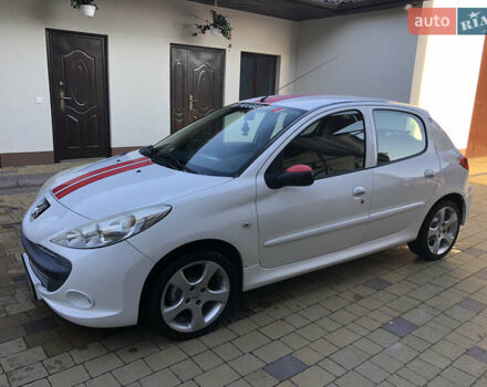 Белый Пежо 206, объемом двигателя 1.4 л и пробегом 107 тыс. км за 4950 $, фото 2 на Automoto.ua