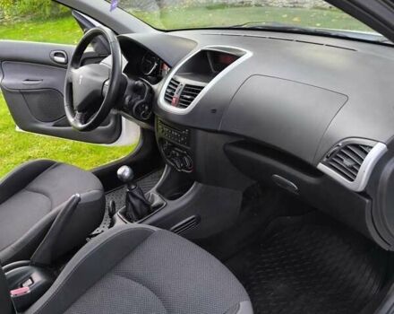 Білий Пежо 206, об'ємом двигуна 1.36 л та пробігом 108 тис. км за 5500 $, фото 10 на Automoto.ua