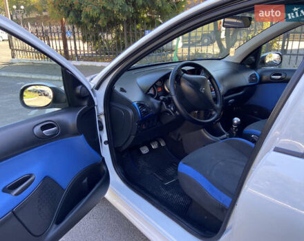 Білий Пежо 206, об'ємом двигуна 1.4 л та пробігом 213 тис. км за 4000 $, фото 12 на Automoto.ua