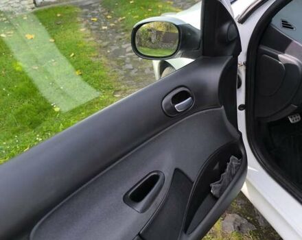 Білий Пежо 206, об'ємом двигуна 1.36 л та пробігом 108 тис. км за 5500 $, фото 12 на Automoto.ua