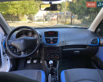 Білий Пежо 206, об'ємом двигуна 1.4 л та пробігом 213 тис. км за 4000 $, фото 18 на Automoto.ua