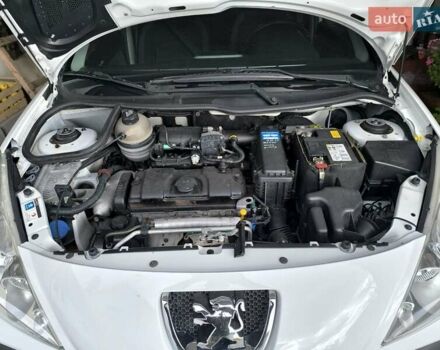 Білий Пежо 206, об'ємом двигуна 1.36 л та пробігом 108 тис. км за 5500 $, фото 13 на Automoto.ua