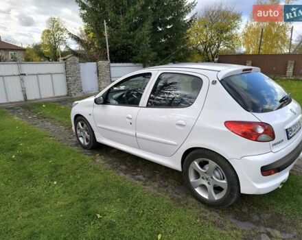 Білий Пежо 206, об'ємом двигуна 1.36 л та пробігом 108 тис. км за 5500 $, фото 8 на Automoto.ua