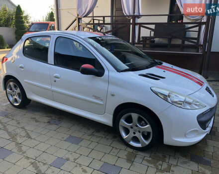 Белый Пежо 206, объемом двигателя 1.4 л и пробегом 107 тыс. км за 4950 $, фото 10 на Automoto.ua