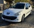 Белый Пежо 206, объемом двигателя 1.4 л и пробегом 152 тыс. км за 4700 $, фото 1 на Automoto.ua