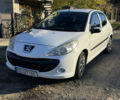 Белый Пежо 206, объемом двигателя 1.4 л и пробегом 153 тыс. км за 4700 $, фото 1 на Automoto.ua