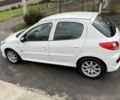 Белый Пежо 206, объемом двигателя 1.4 л и пробегом 130 тыс. км за 5800 $, фото 5 на Automoto.ua