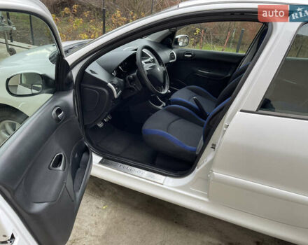 Белый Пежо 206, объемом двигателя 1.4 л и пробегом 130 тыс. км за 5800 $, фото 14 на Automoto.ua