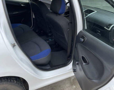 Белый Пежо 206, объемом двигателя 1.4 л и пробегом 130 тыс. км за 5800 $, фото 10 на Automoto.ua