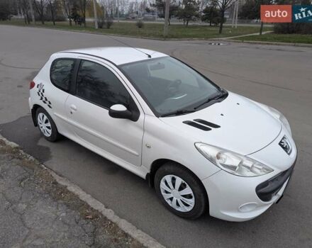 Белый Пежо 206, объемом двигателя 1.4 л и пробегом 176 тыс. км за 5200 $, фото 10 на Automoto.ua