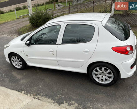 Белый Пежо 206, объемом двигателя 1.4 л и пробегом 130 тыс. км за 5800 $, фото 6 на Automoto.ua