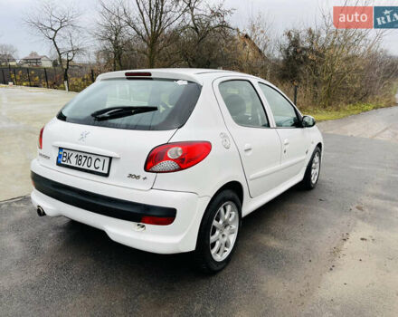 Белый Пежо 206, объемом двигателя 1.4 л и пробегом 130 тыс. км за 5800 $, фото 2 на Automoto.ua