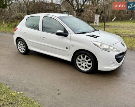 Белый Пежо 206, объемом двигателя 1.4 л и пробегом 130 тыс. км за 5800 $, фото 3 на Automoto.ua