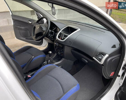 Белый Пежо 206, объемом двигателя 1.4 л и пробегом 130 тыс. км за 5800 $, фото 12 на Automoto.ua