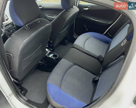 Белый Пежо 206, объемом двигателя 1.4 л и пробегом 130 тыс. км за 5800 $, фото 17 на Automoto.ua