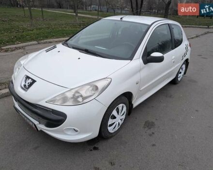 Белый Пежо 206, объемом двигателя 1.4 л и пробегом 176 тыс. км за 5200 $, фото 12 на Automoto.ua