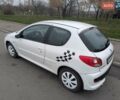 Белый Пежо 206, объемом двигателя 1.4 л и пробегом 176 тыс. км за 5200 $, фото 11 на Automoto.ua