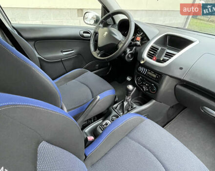 Белый Пежо 206, объемом двигателя 1.4 л и пробегом 130 тыс. км за 5800 $, фото 19 на Automoto.ua