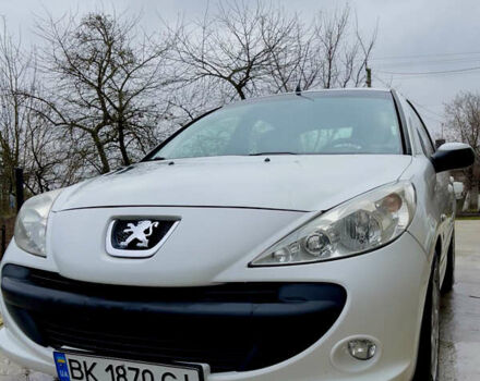 Белый Пежо 206, объемом двигателя 1.4 л и пробегом 130 тыс. км за 5800 $, фото 1 на Automoto.ua