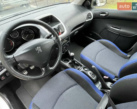 Белый Пежо 206, объемом двигателя 1.4 л и пробегом 130 тыс. км за 5800 $, фото 18 на Automoto.ua