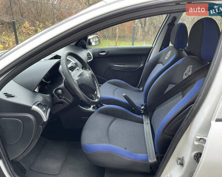 Белый Пежо 206, объемом двигателя 1.4 л и пробегом 130 тыс. км за 5800 $, фото 16 на Automoto.ua